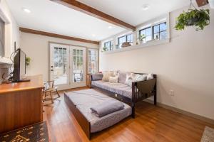 ein Wohnzimmer mit Sofa und Tisch in der Unterkunft Lake Front-Spa Tub-Fire Pit-Full Kitchen-Canoe in Bucksport