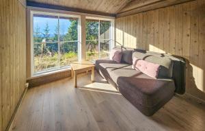 ein Wohnzimmer mit einer Couch und einem Fenster in der Unterkunft Cozy Home In Eggedal With Wifi in Surteberg