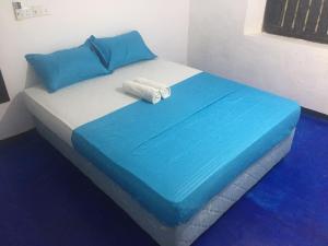 Un pat sau paturi într-o cameră la Unawatuna Beach Villa by Serenity