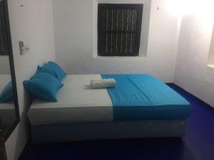 Un pat sau paturi într-o cameră la Unawatuna Beach Villa by Serenity +5 fotografii