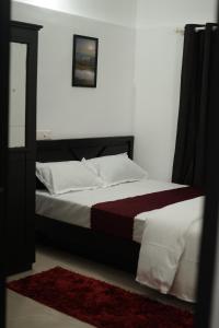 Postel nebo postele na pokoji v ubytování Elephant Shadow Wayanad