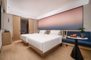 Postel nebo postele na pokoji v ubytování Chengdu Tianfu Square Chunxi Road Junting Shangpin Hotel + 28 fotografií