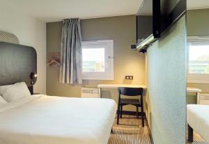Ένα ή περισσότερα κρεβάτια σε δωμάτιο στο B&B HOTEL Cergy Pierrelaye