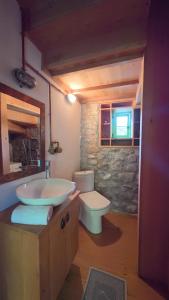 un bagno con lavandino e WC di Menekse a Koycegiz