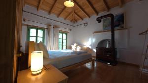 una camera da letto con un letto e un tavolo con una lampada di Menekse a Koycegiz