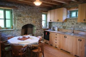 una cucina con un tavolo e un muro di pietra di Menekse a Koycegiz Altre 17 foto