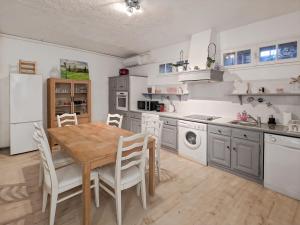 Kuchyň nebo kuchyňský kout v ubytování Charmant T3 dans un mas provençal proche Avignon