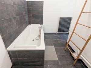 Koupelna v ubytování Charmant T3 dans un mas provençal proche Avignon + 12 fotografií