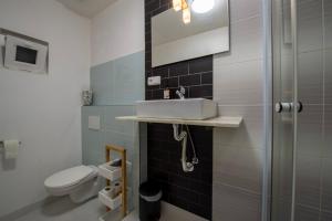Koupelna v ubytování Apartmány Caffe & Grill + 36 fotografií