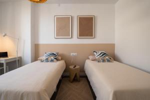 two beds sitting next to each other in a room at Ático A-mar in Puerto Naos