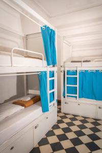 2 literas en una habitación con suelo a cuadros en Soul Backpackers Barcelona, en Barcelona