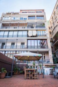 una mesa con sombrilla frente a un edificio en Soul Backpackers Barcelona, en Barcelona