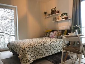 Una cama o camas en una habitación de Cozy Apartment Prague Airport- 5 minute drive from AirPort