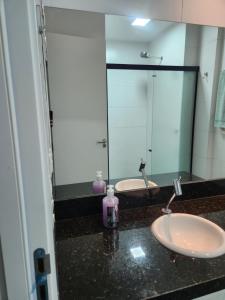 a bathroom with two sinks and a large mirror at West Fit Padrão 06 in Mossoró