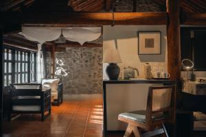 een woonkamer met stoelen en een tafel met een lamp bij Dongsheng Design Hotel in Dali in Dali