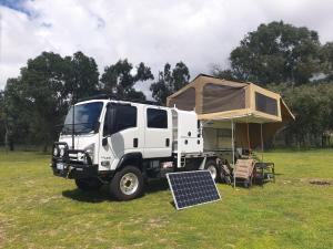 Tiny Away Escape at Granite Belt - Sommerville Valley Campsites في ستانثورب: شاحنة بيضاء مع خيمة على ظهرها