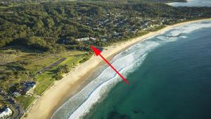 モリーモックにあるFathoms 2 - 2BR beach resort apartmentの赤矢印の海岸の空中 +7枚の写真