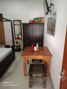 Giường trong phòng chung tại Tharul Holiday Resort