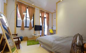 台南Baker Street 英伦风旅店 近台南火車站的一间卧室，配有一张床、一把椅子和一张书桌