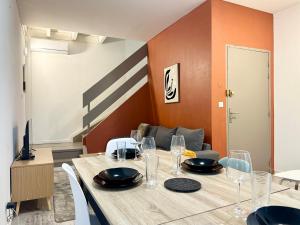 A seating area at Le Cocon Urbain - Spacieux - Hyper Centre Még 12 kép