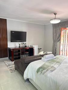 Una cama o camas en una habitación de 14 Isabel