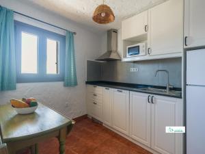 Kuchyň nebo kuchyňský kout v ubytování Living Artenara - NATURE Adults Only