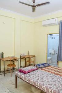 Ένα ή περισσότερα κρεβάτια σε δωμάτιο στο Siyaram Boys Hostel and Rooms