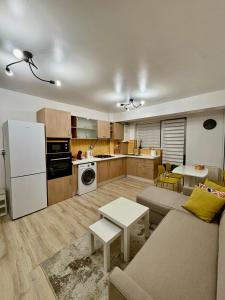 Kuchyň nebo kuchyňský kout v ubytování Yellow Apartment + 14 fotografií