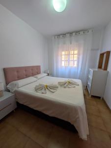Una cama o camas en una habitación de Livingtarifa Azahar 9 fotos más