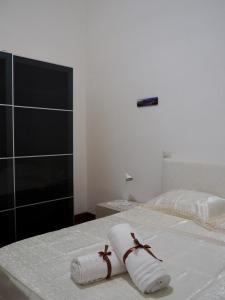 a white bed with a towel on top of it at Casa Martina in Castellammare di Stabia