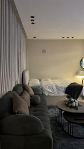 een woonkamer met een bank en een bed bij Elegant studio in Riyad