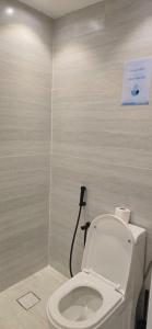 een badkamer met een toilet en een bord aan de muur bij Elegant studio in Riyad
