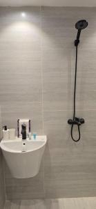 een badkamer met een wastafel en een douche bij Elegant studio in Riyad