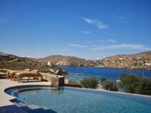 uma piscina com vista para um lago em Liostasi Ona Villa em Ios Chora