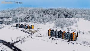 an aerial view of a resort in the snow at Wonder Hill - apartamenty z klimatyzacją, balkonami lub trasami in Sosnówka