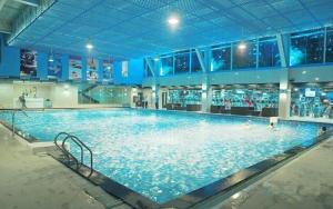 Una gran piscina con agua azul en un edificio. en RosyDiamond Hotel Ocean Park 2, en Hòa Bình