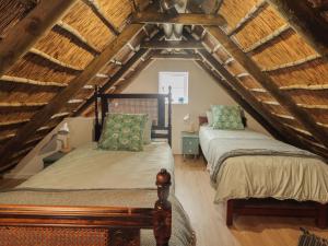 Un pat sau paturi într-o cameră la Flip Flop Cottage