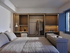 um quarto com uma cama grande e paredes azuis em Liostasi Ona Villa em Ios Chora mais 14 fotografias