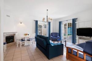 un soggiorno con divano e sala da pranzo di Casa da Várzea a Roja- Pé