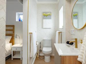 O baie la Flip Flop Cottage +60 fotografii