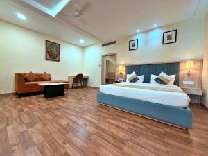 Una cama o camas en una habitación de asar Capoors Hotel