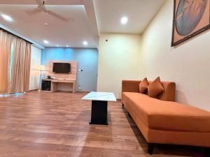 Una televisión o centro de entretenimiento en asar Capoors Hotel