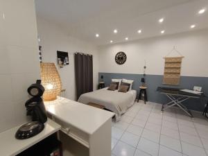 Postel nebo postele na pokoji v ubytování Le Colonel, Studio au Cœur du village en rez-de-chaussée d'une ancienne maison