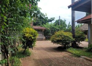 O grădină în afara Ununio Beach Holiday Home