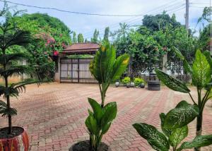 O grădină în afara Ununio Beach Holiday Home