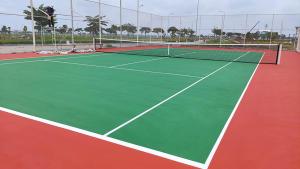 una pista de tenis con 2 pistas de tenis en RosyDiamond Hotel Ocean Park 2, en Hòa Bình