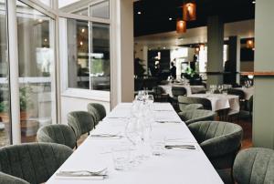 LimasにあるLogis Hôtel Nova - Villefranche sur Saôneのダイニングルーム(白いテーブル、緑の椅子付) +15枚の写真