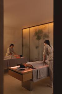 特拉凯Esperanza Lake Resort的医院病房里有两个床，住着两个人。