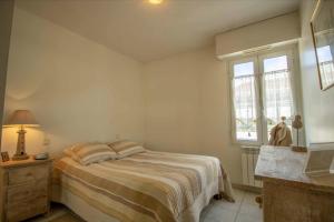 Postel nebo postele na pokoji v ubytování Bright cocoon with terrace and sea view