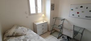 Postel nebo postele na pokoji v ubytování Bright cocoon with terrace and sea view